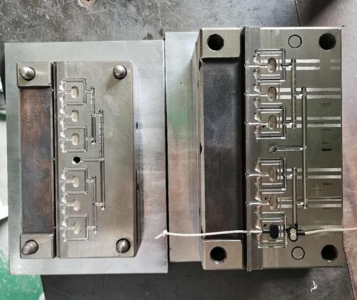 2P磁吸連接器支架面殼 小米usb包膠內(nèi)外模磁吸數(shù)據(jù)線模具制造加工